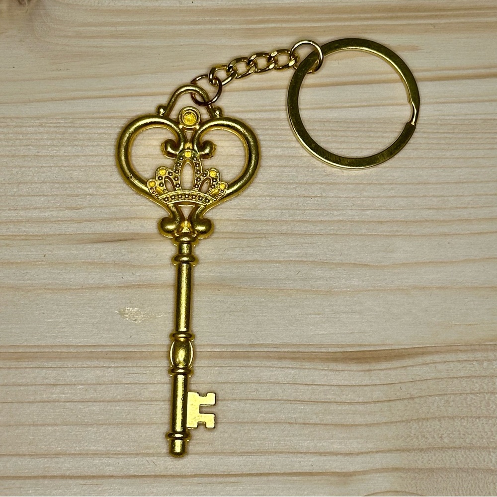 Gold Crown Key Keychain – BUY 5+ & GET 40% OFF